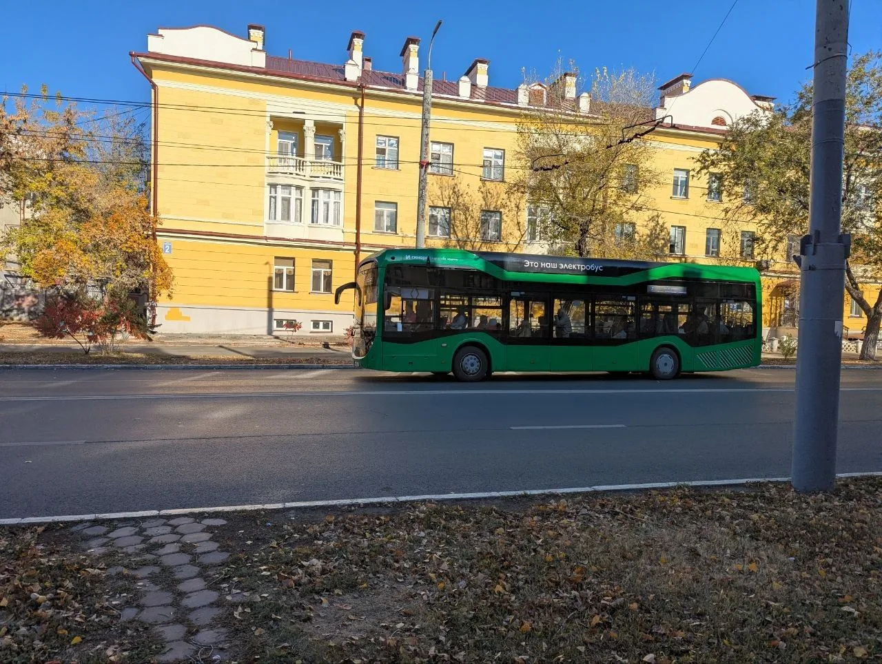 В Оренбурге начались испытания электробуса Синара-6253: он работает на маршруте 7. Этот...