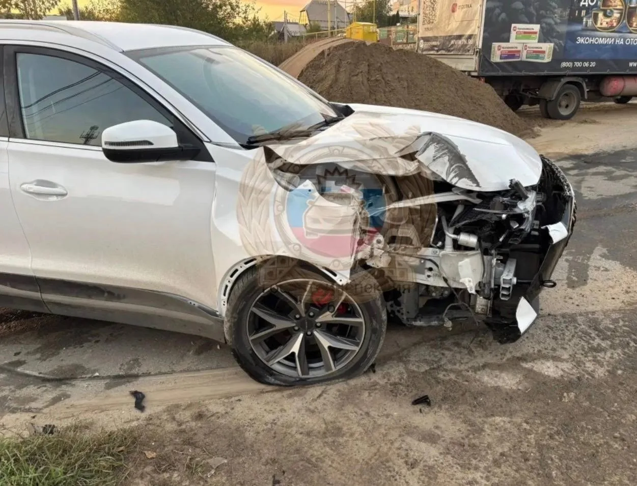 В Саратове водитель иномарки попал в больницу после наезда на столб
