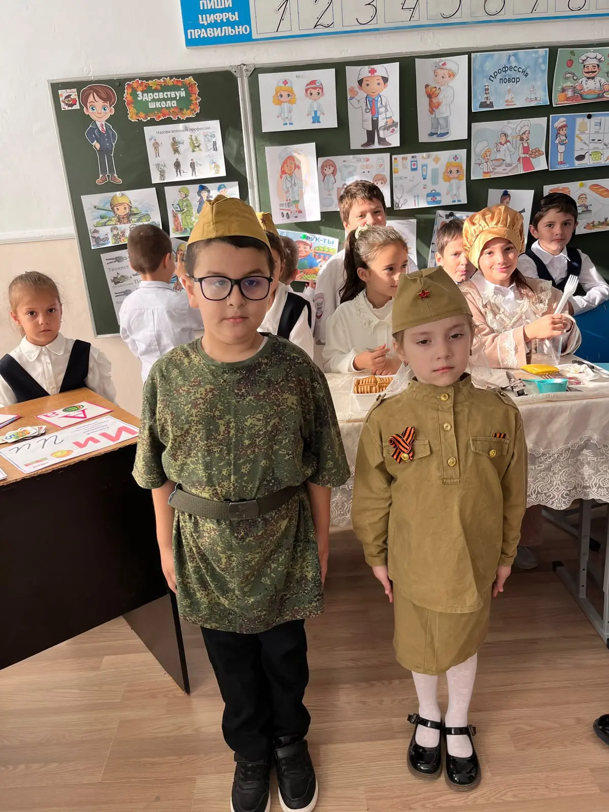 В 1 «В» классе прошёл классный час «В мире профессий» 📚