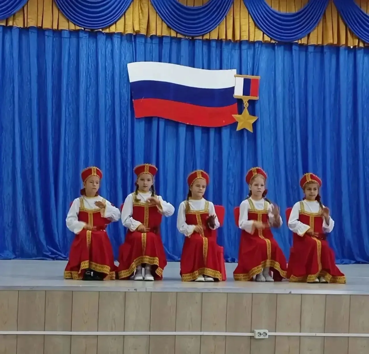 Детский вокальный ансамбль народного пения «Земляниченька» и детский  инструментальный ...