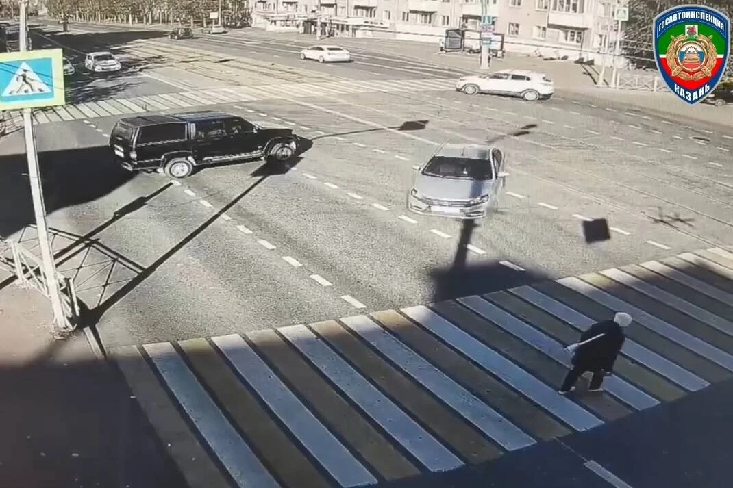 Момент наезда «Лады» на пожилую женщину на зебре в Казани попал на видео