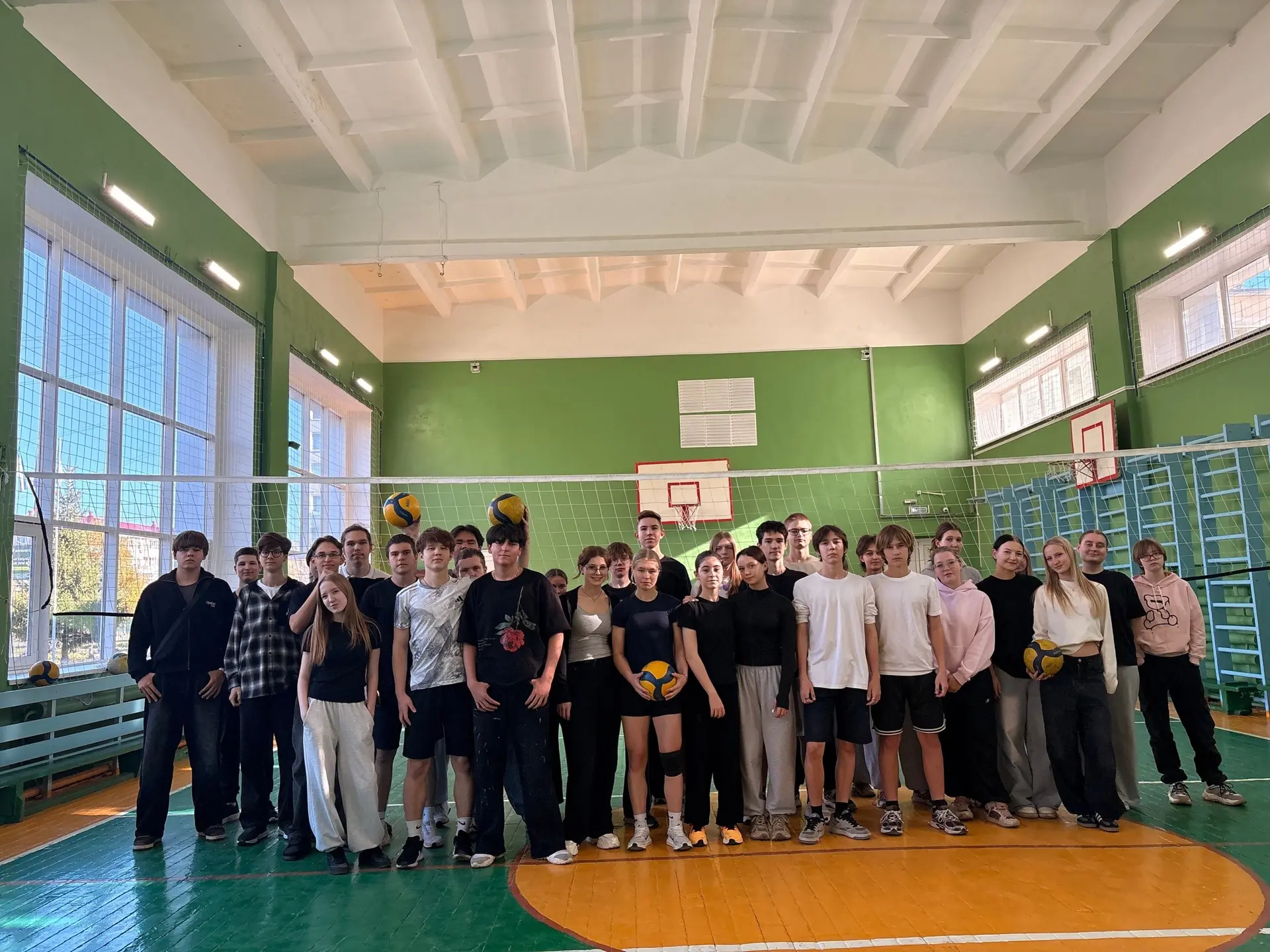 🏐 Мяч на подаче, эмоции на пределе! В нашей школе — волейбольный драйв!