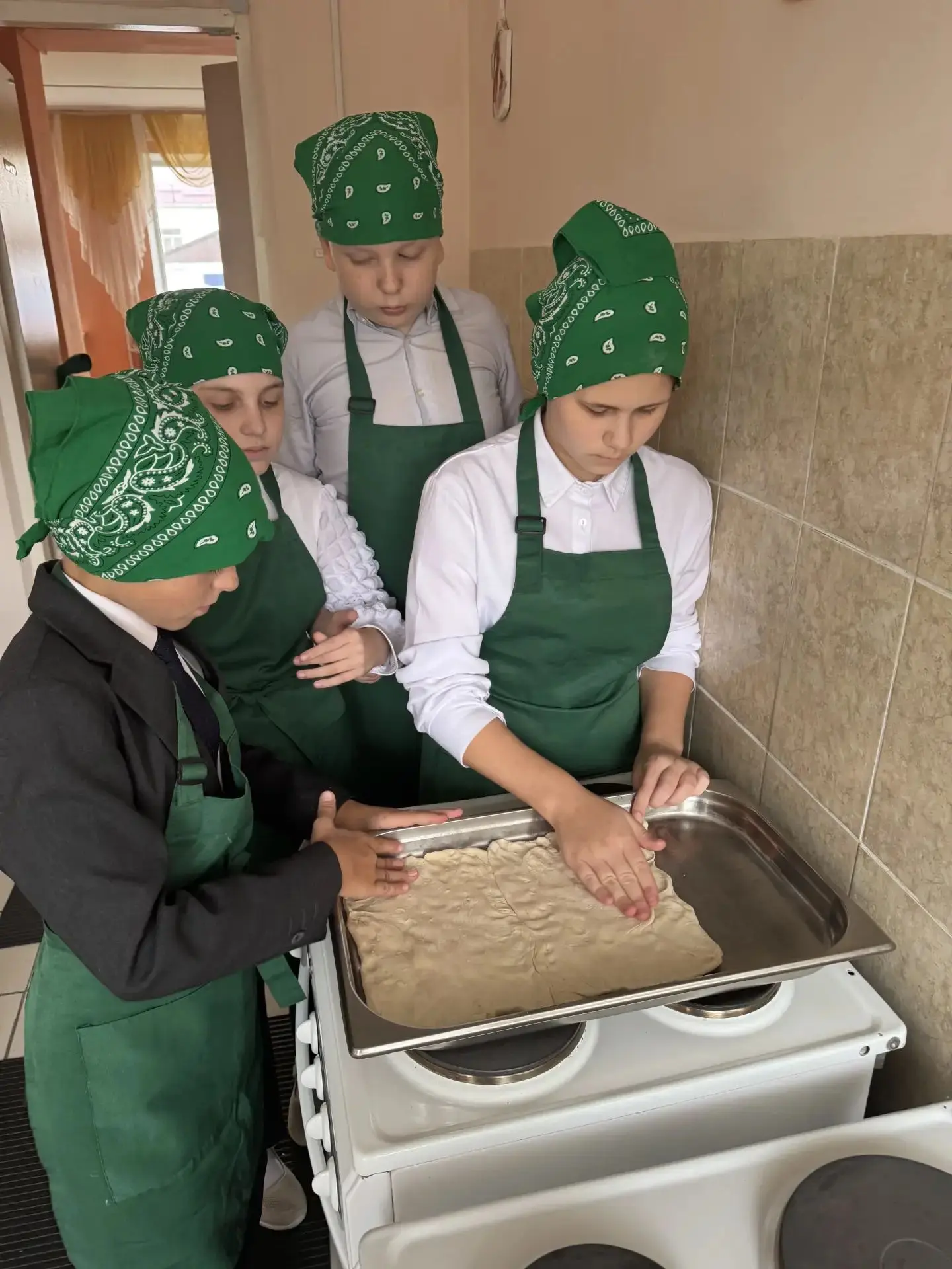 13.10.2026 в 13.40  Шестиклассники на  кружке «Поваренок» закрепили знания по технике б...
