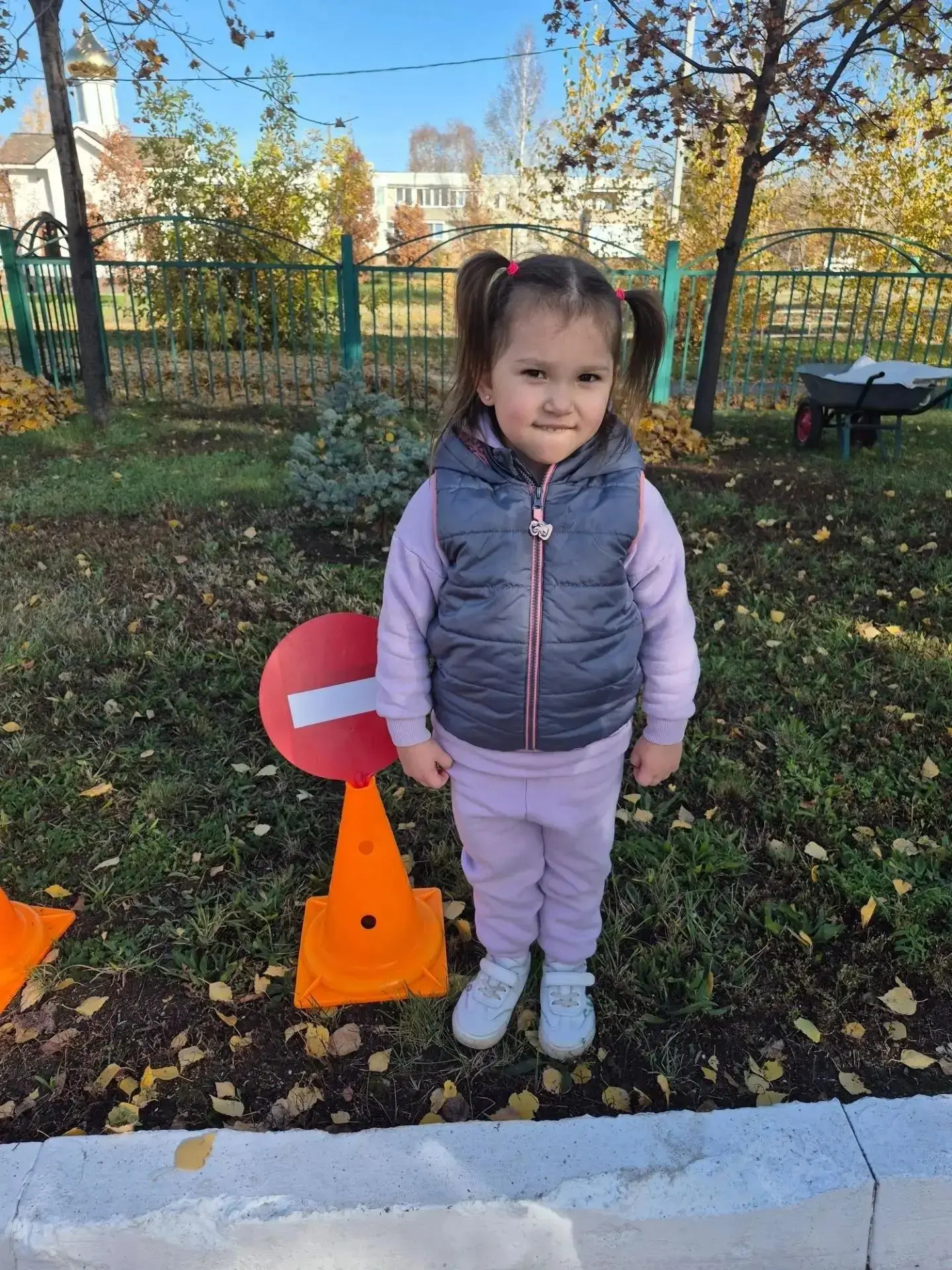 🧙‍♀️ Баба Яга в гостях у ребят: учим ПДД весело! 🚦