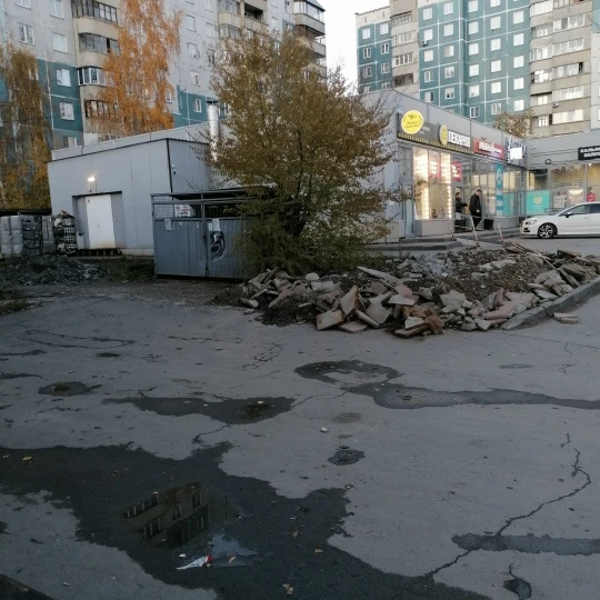На МЖК *Восточный* между Высоцкого 41/1 и 41а организована свалка строительного мусора....