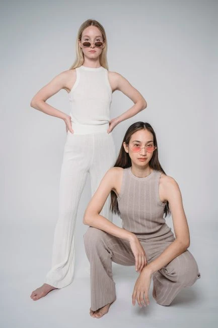 Черный total look и свежее лицо: как не выглядеть уставшей