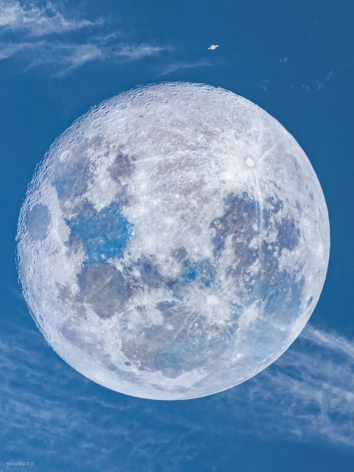 На снимке мы видим сближение Луны с Сатурном! 🪐 🌑