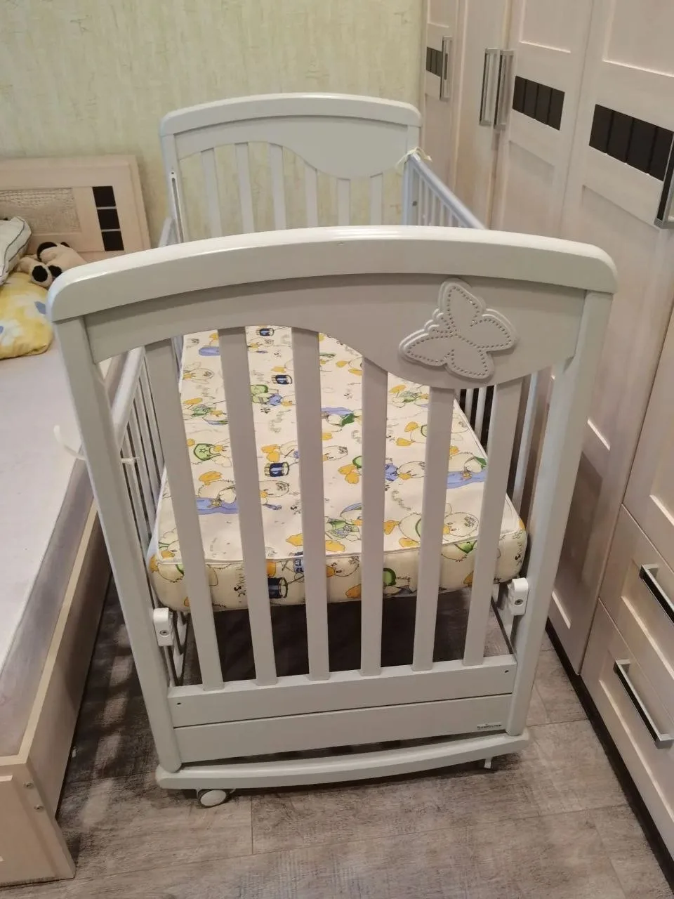 Продам детскую кроватку с матрасом, (брали за 24 т). Свердловский район.