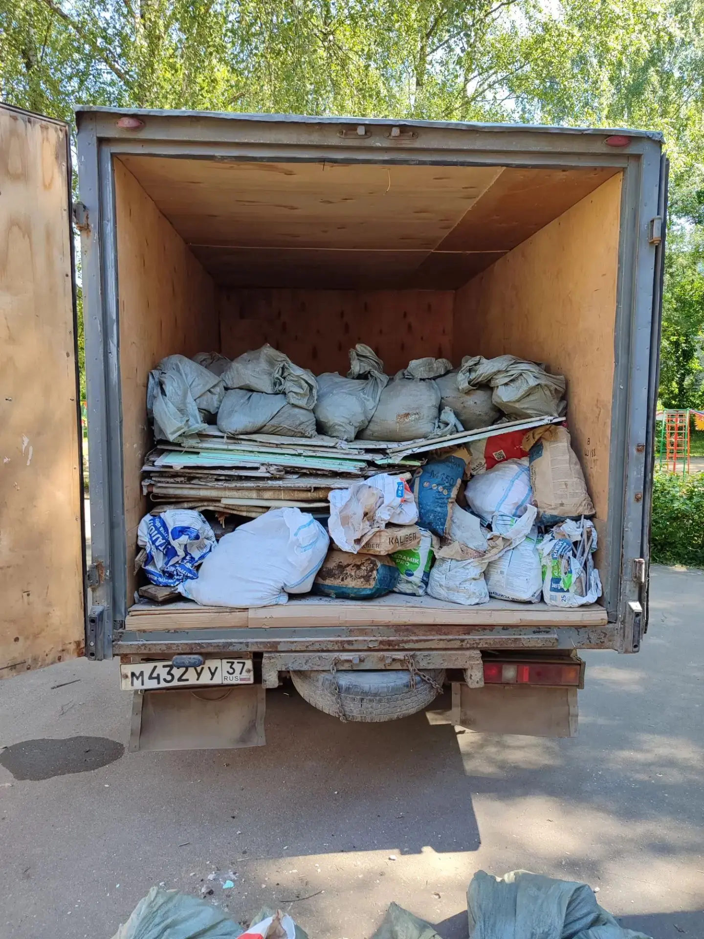 Вывоз любого строительного и бытового мусора:  при необходимости упакуем в мешки, спуст...