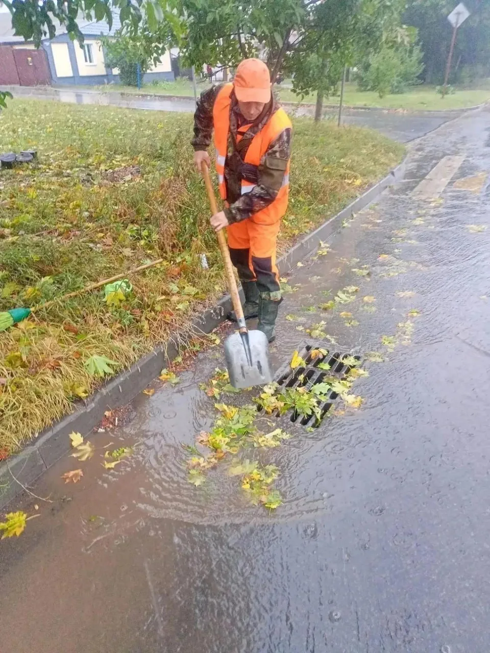 В Курске очищают водостоки