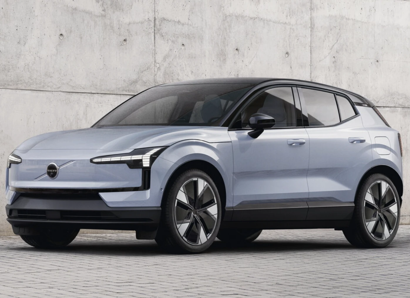 Volvo отзывает 234 000 электромобилей модели EX30 из-за дефекта подголовника, который м...