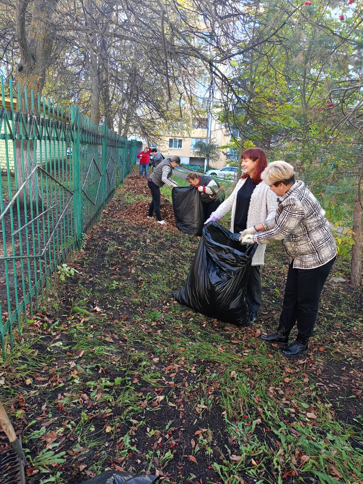🍁🍂 Сотрудники детского сада завершили рабочую неделю трудовым субботником. Погода в э...