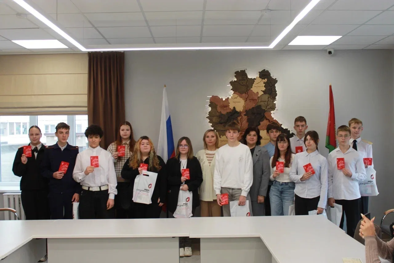 📸🎉 Вручение первых паспортов юным ельчанам!