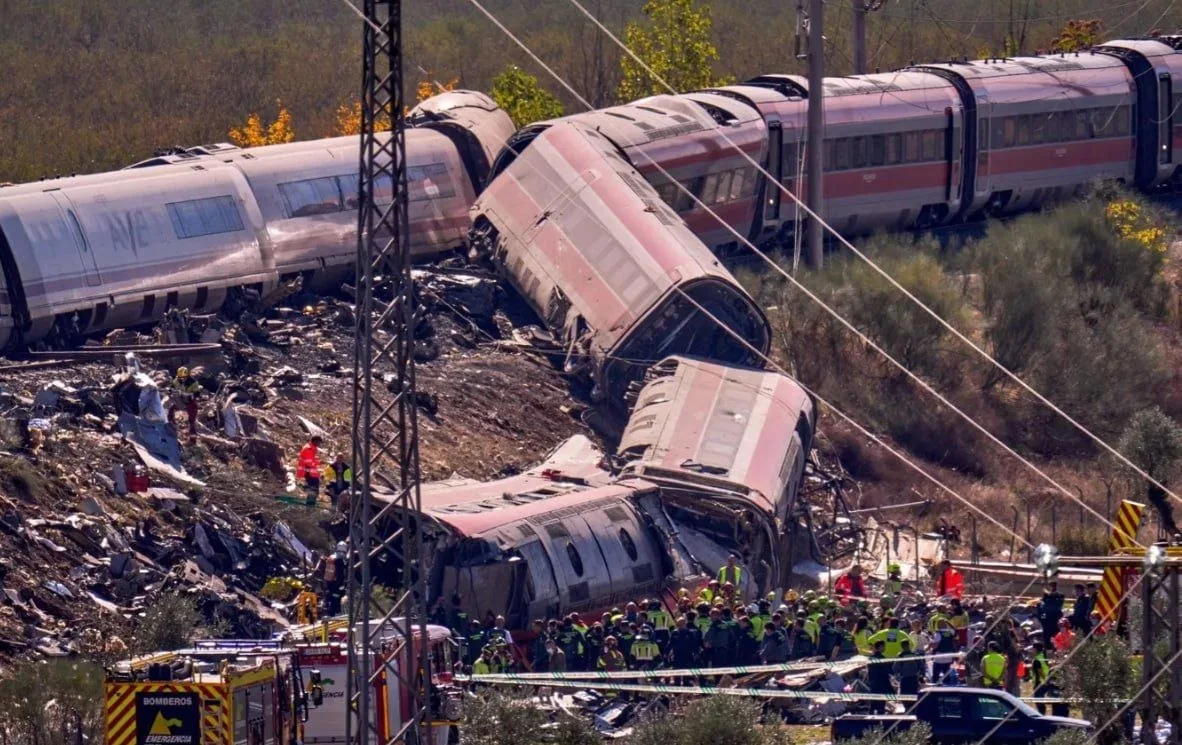 🚆До 68 выросло число погибших при столкновении двух поездов в Испании, — СМИ.