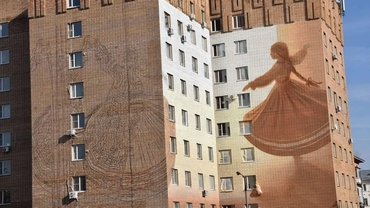 В центре Рязани появится мурал. Его создают на доме по улице Каширина.