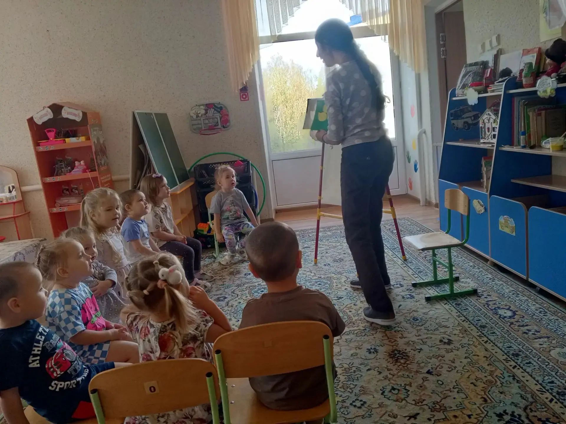 Сегодня на кружке "Творческая мастерская" смастерили с малышами цыплят,  используя ватн...