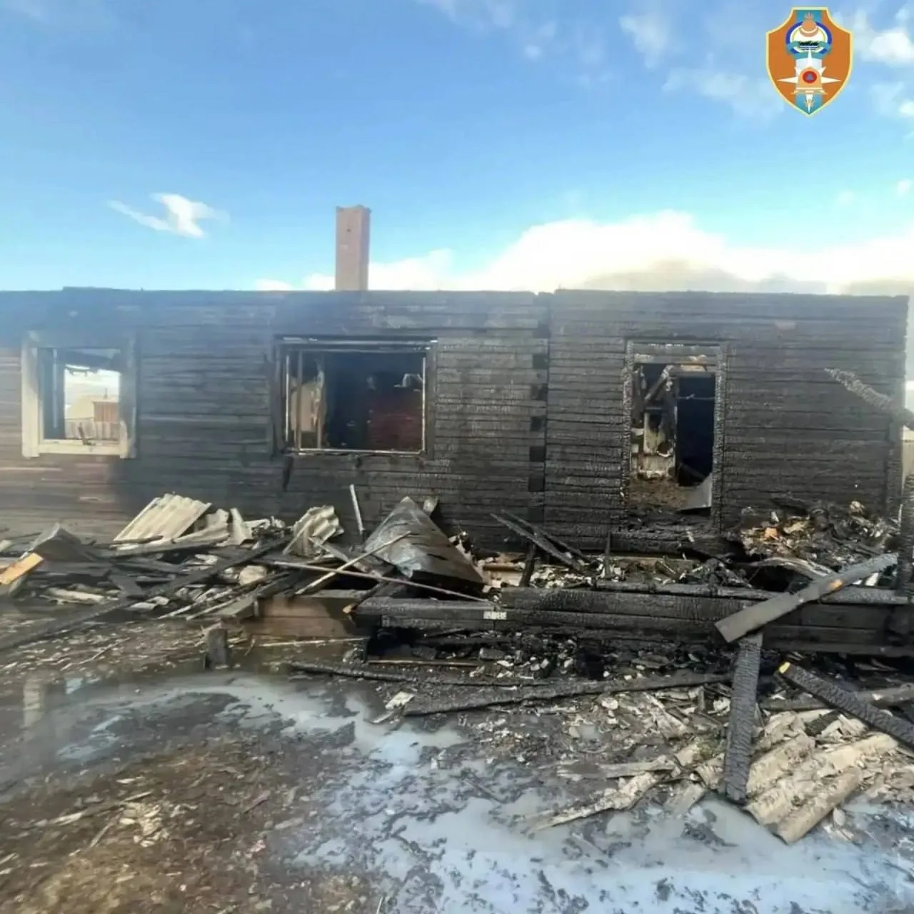 🔥 Родители с тремя детьми выбирались из горящего дома через окно в Иволгинском районе ...