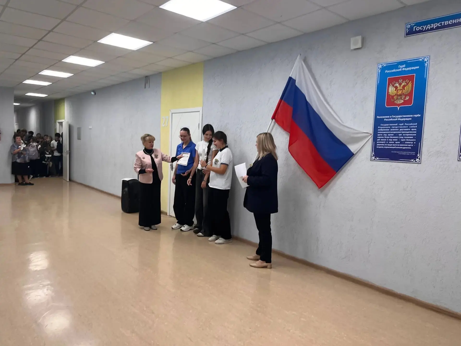 Сегодня, в понедельник, по доброй школьной традиции, учебную неделю открыло торжественн...