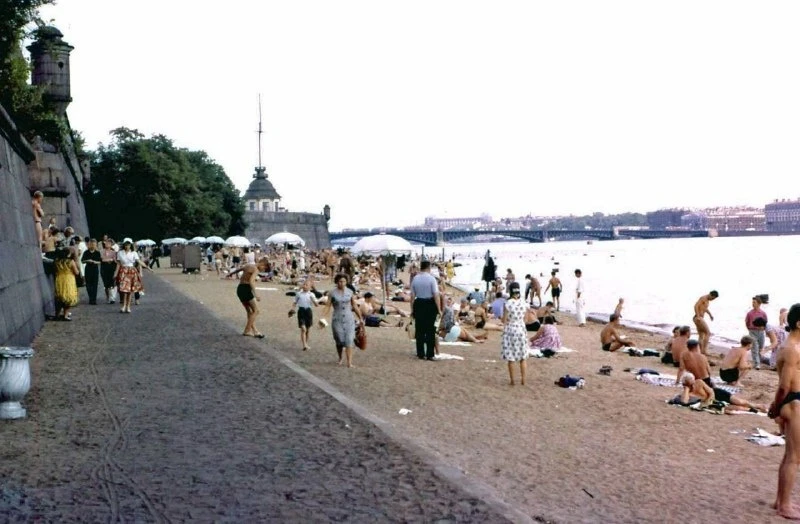 Отдых на пляже Петропавловской крепости в Ленинграде, 1961 год.