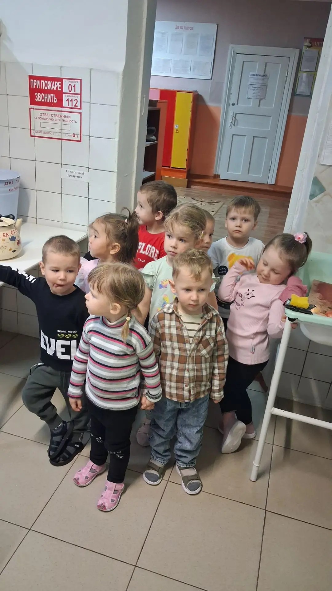 История о том, как малыши ходили в гости на кухню.