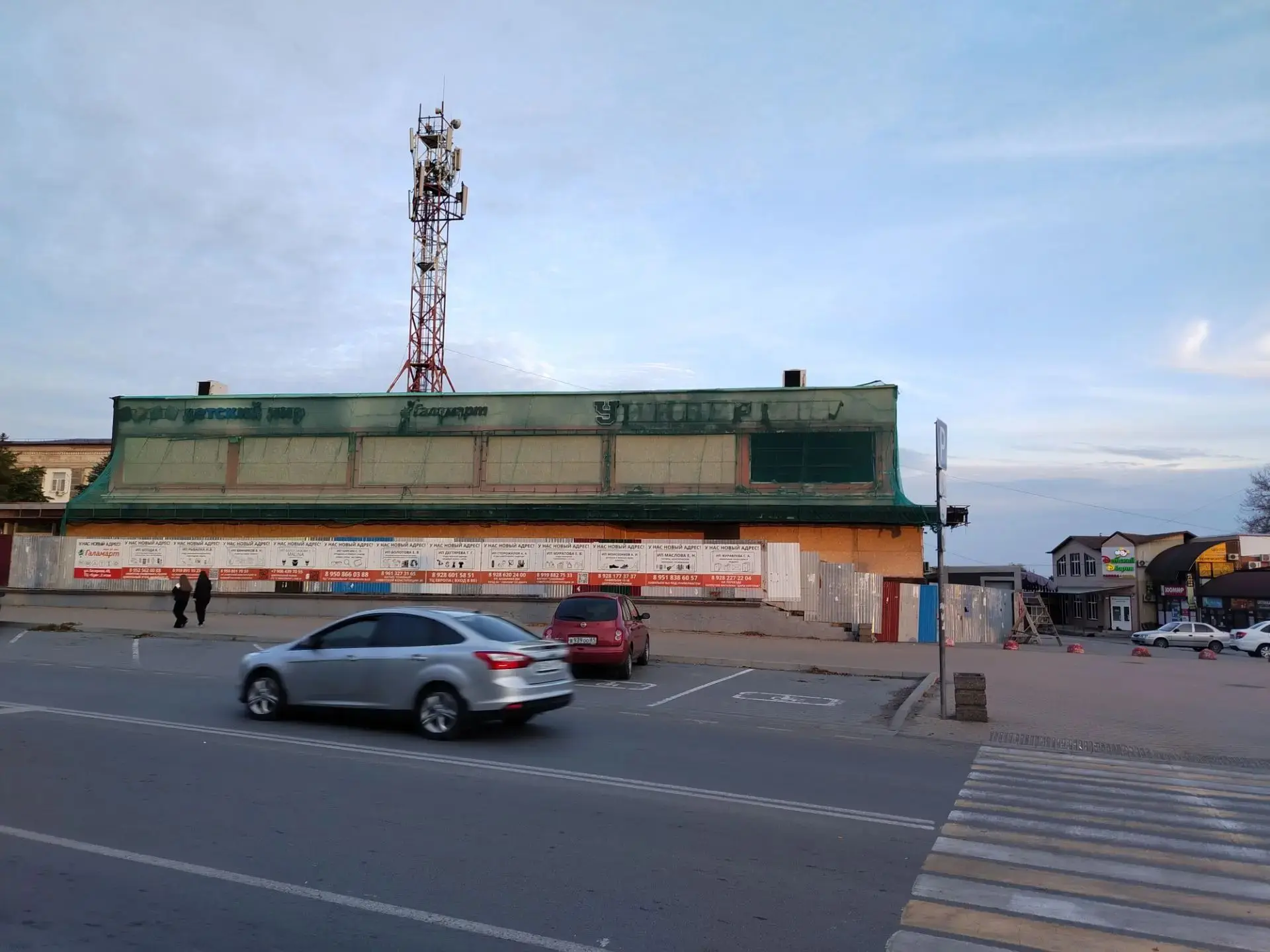 Универмаг в Новошахтинске после пожара так и стоит