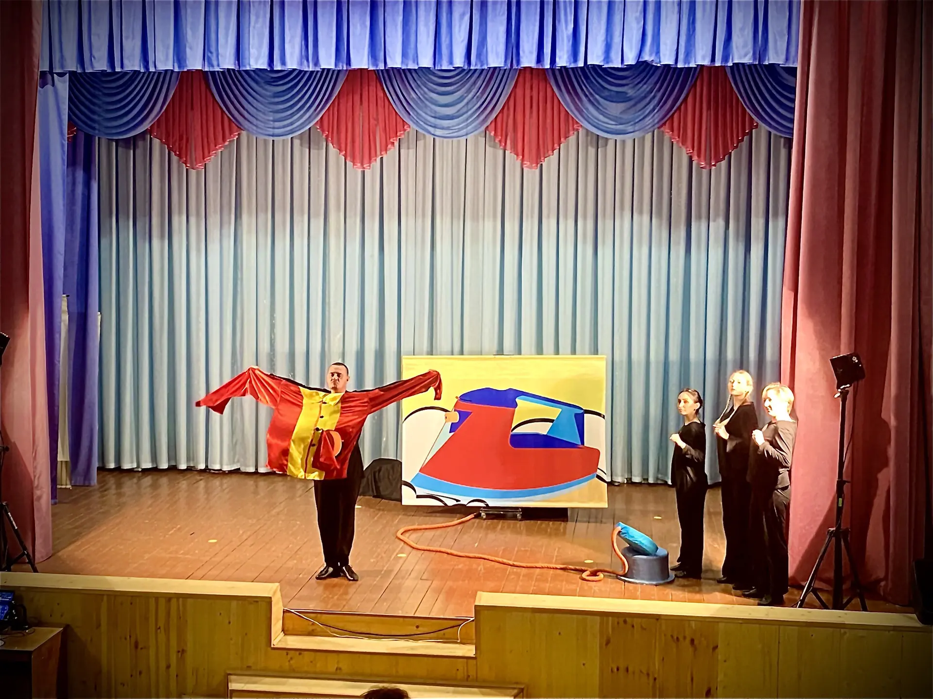 В Малой Бугульме в рамках проекта «ТЕАТР-АВЫЛГА» прошел показ спектакля «Великий и опас...