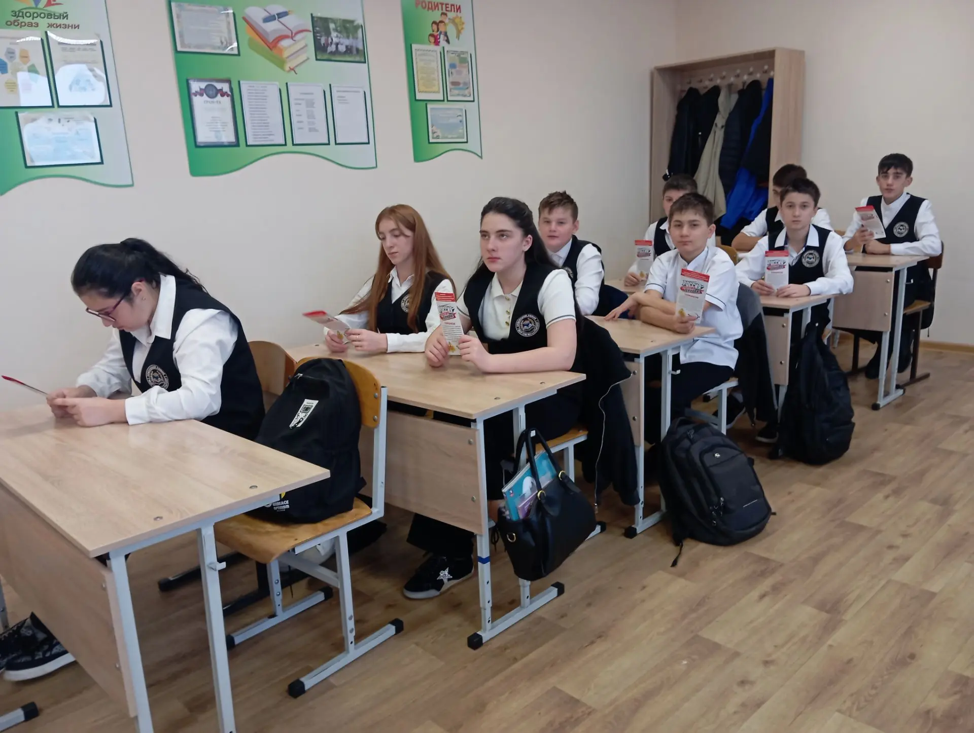 🕊️ Помним и чтим!  Сегодня, 13 октября, в 8"А"  классе  прошел классный час, приурочен...