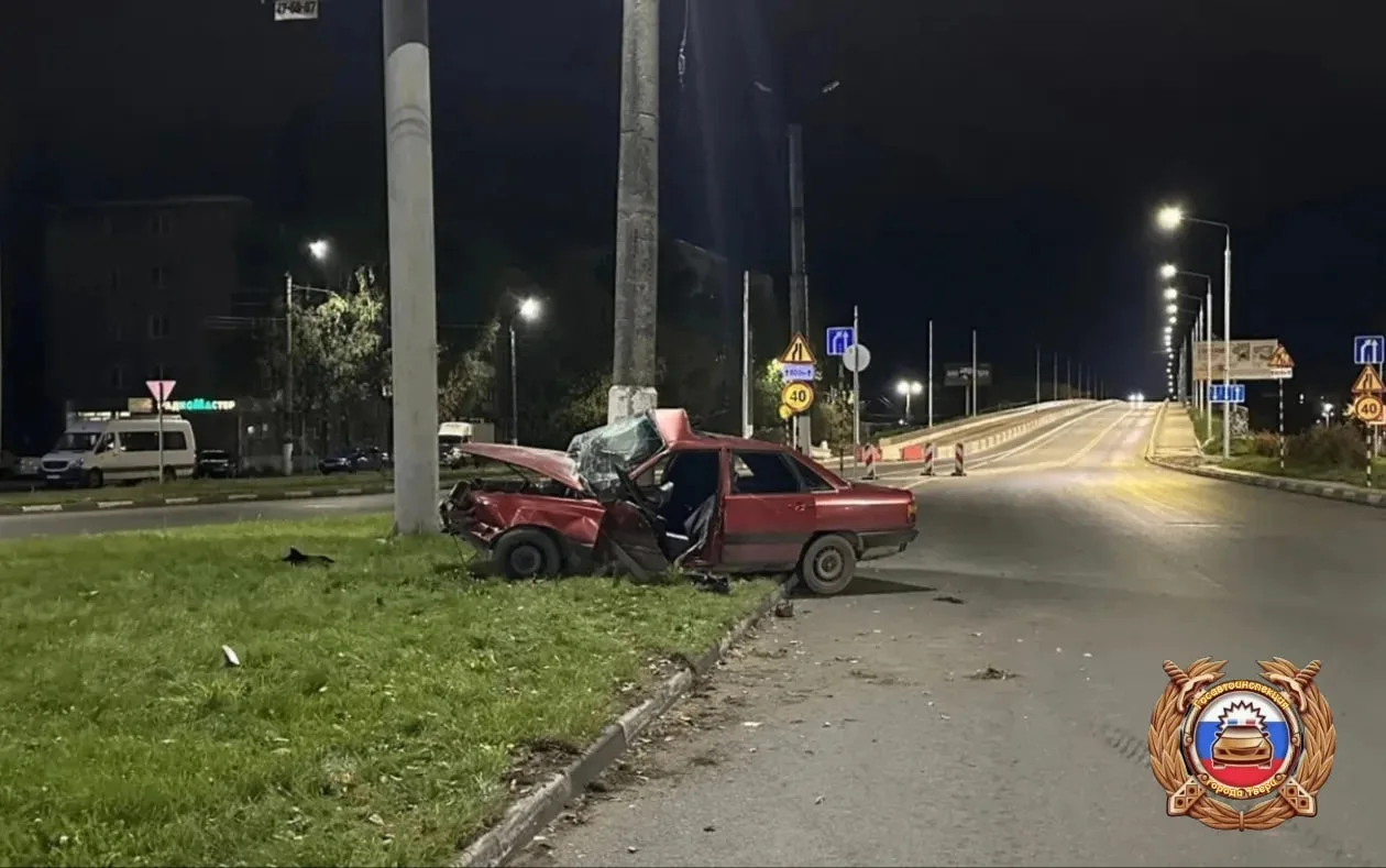 🚨 В Твери 17-летний водитель Audi врезался в мачту ЛЭП