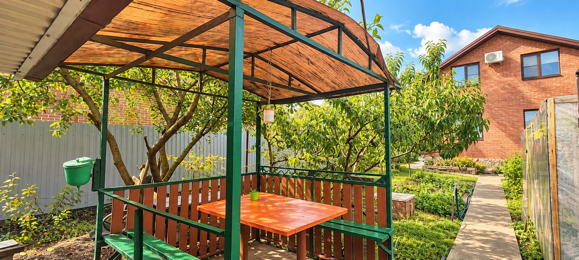 📍 «Просторный кирпичный дом 140 м² с гостевым домиком и участком 7 соток»