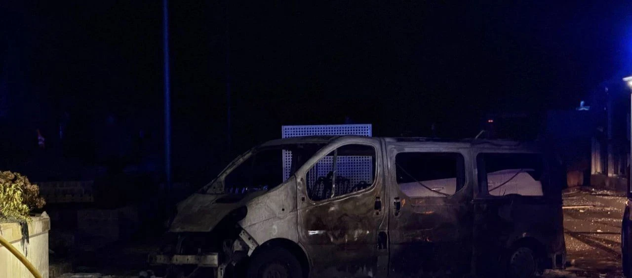 Маск придумал реактивный электрокар. Новая Tesla Rodster поездила по стенам, постояла н...