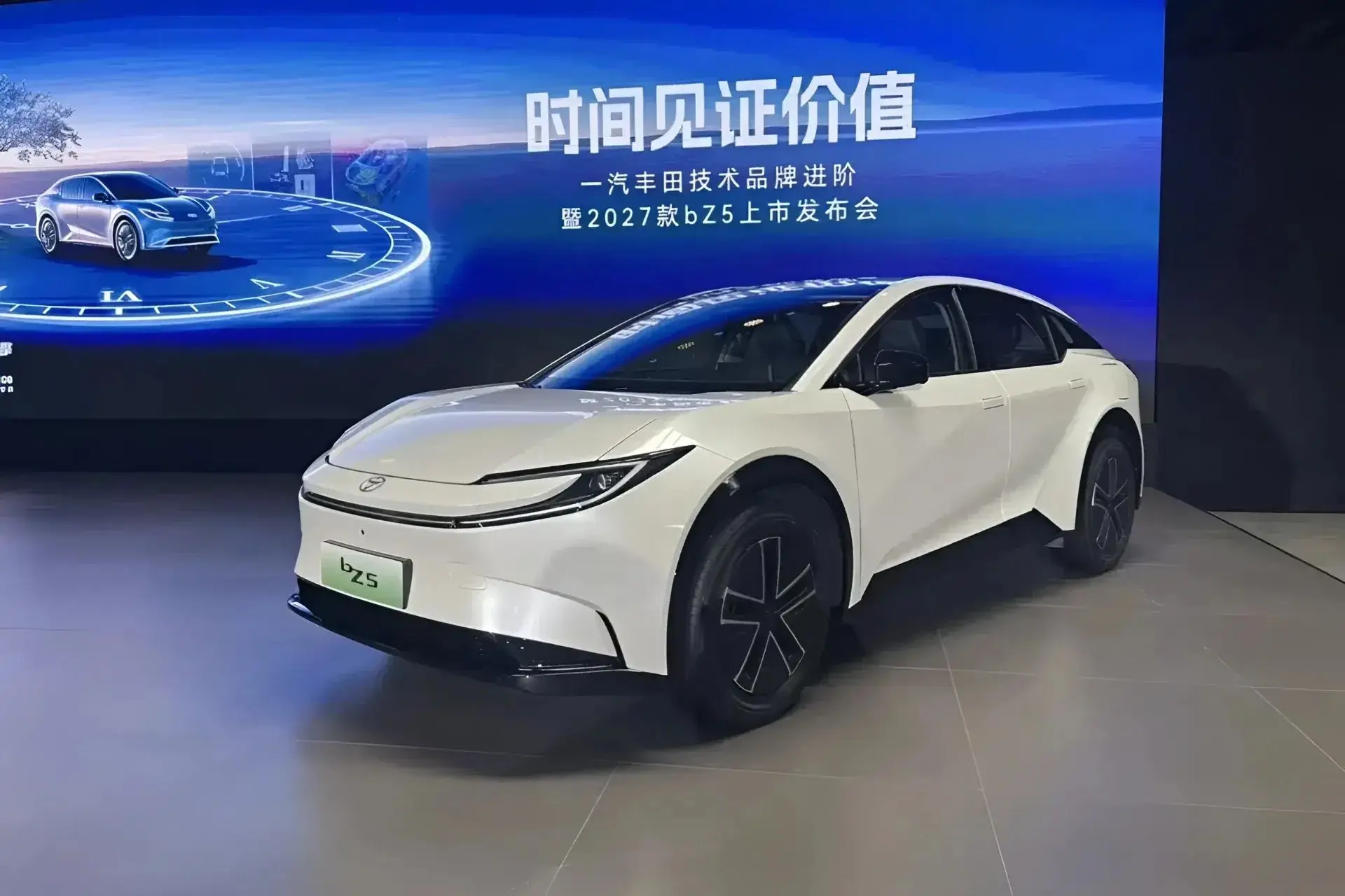 Электрический кросс-купе Toyota bZ5 2027 модельного года с новой электронной архитектур...