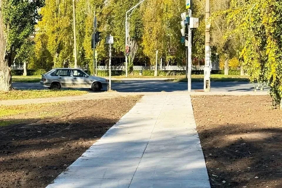 В пятом квартале Автозаводского района Тольятти обустроили новые пешеходные дорожки, ус...