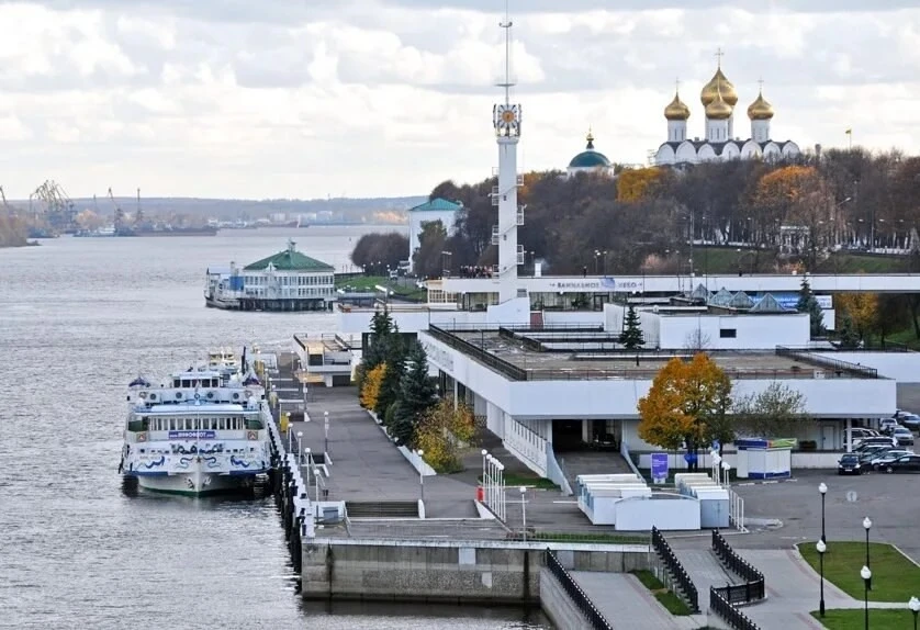 Жили старик со старухой у речного вокзала на Волжской набережной в г. Ярославле.