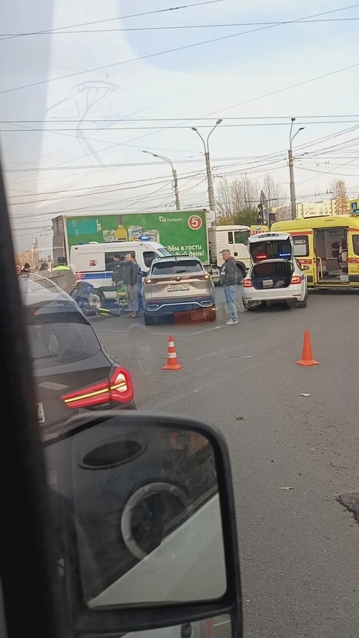 У станции метро Дыбенко, сбили велосипедистку, ей плохо и врачи ей оказывают неотложную...