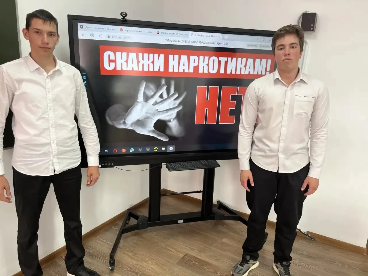 В 10 классе МБОУ КГО «СШ п.Малокурганный имени М.С.Остроухова» прошёл классный час, пос...