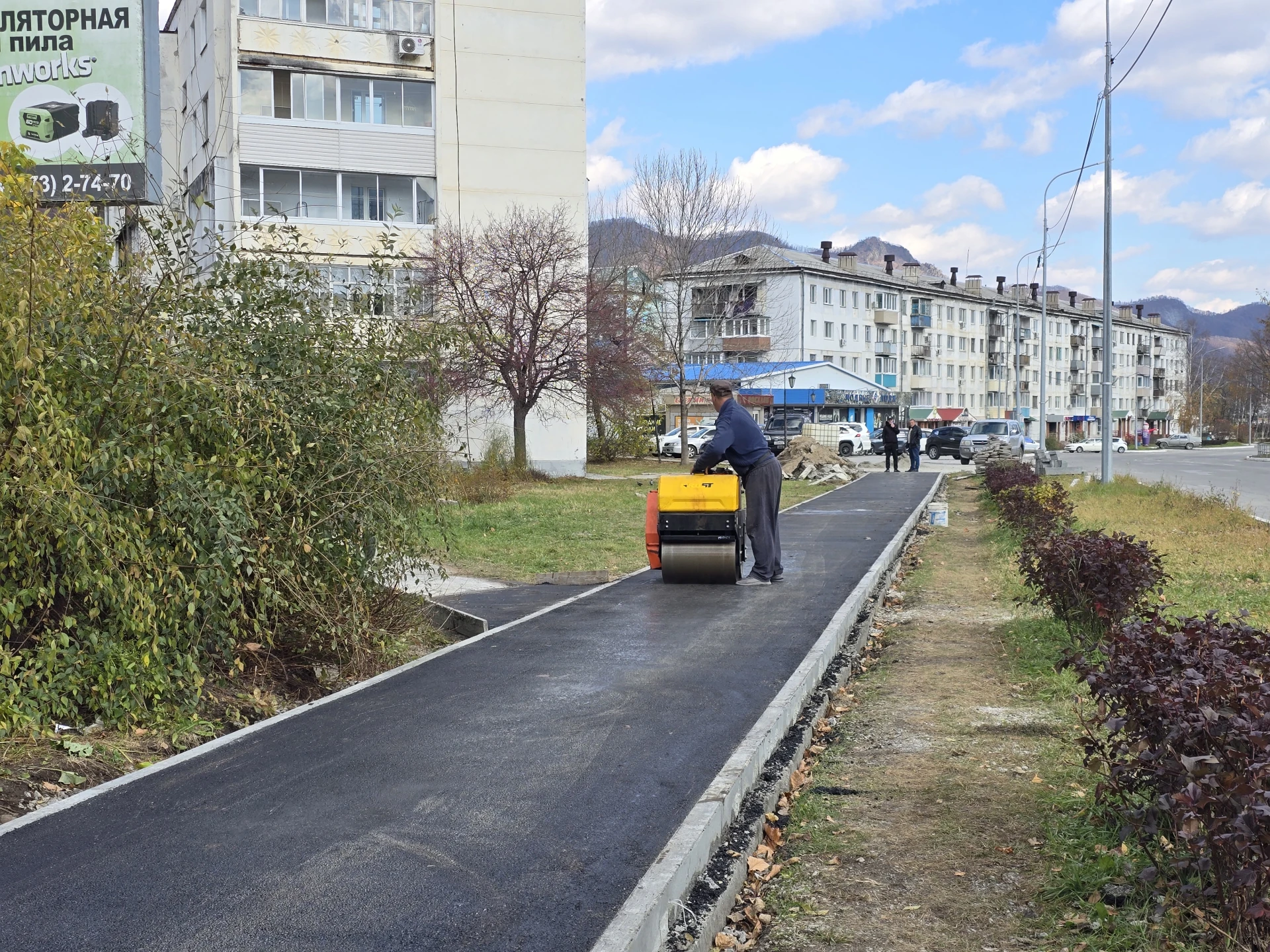 На Светлом ключе завершается асфальтирование тротуара