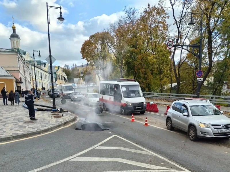 Большую Советскую перекрыли из-за коммунальной аварии