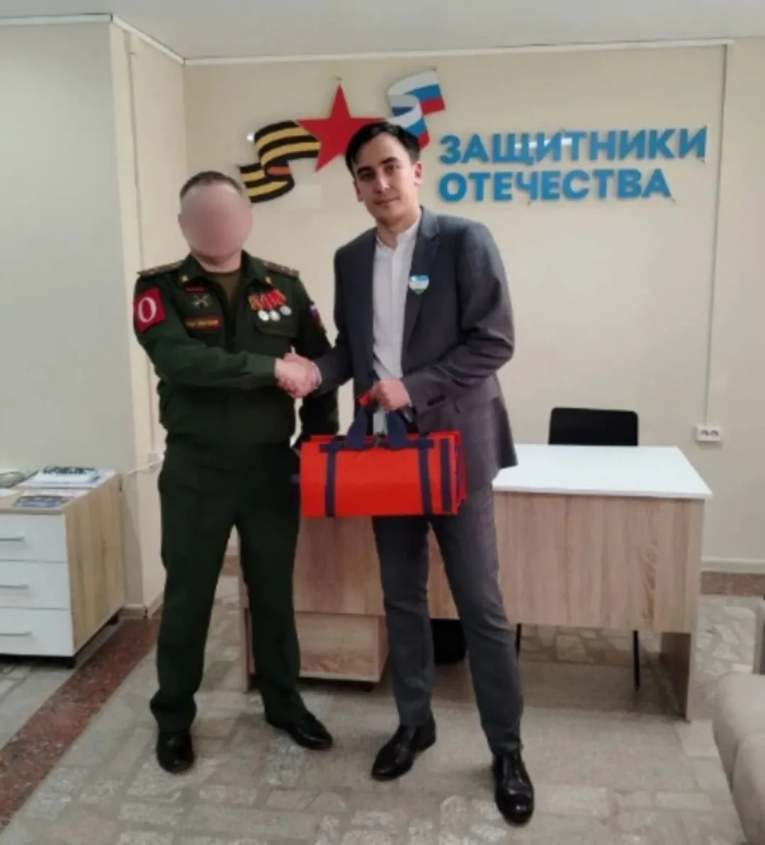 Члены территориальной избирательной комиссии Благовещенского района передали участнику ...