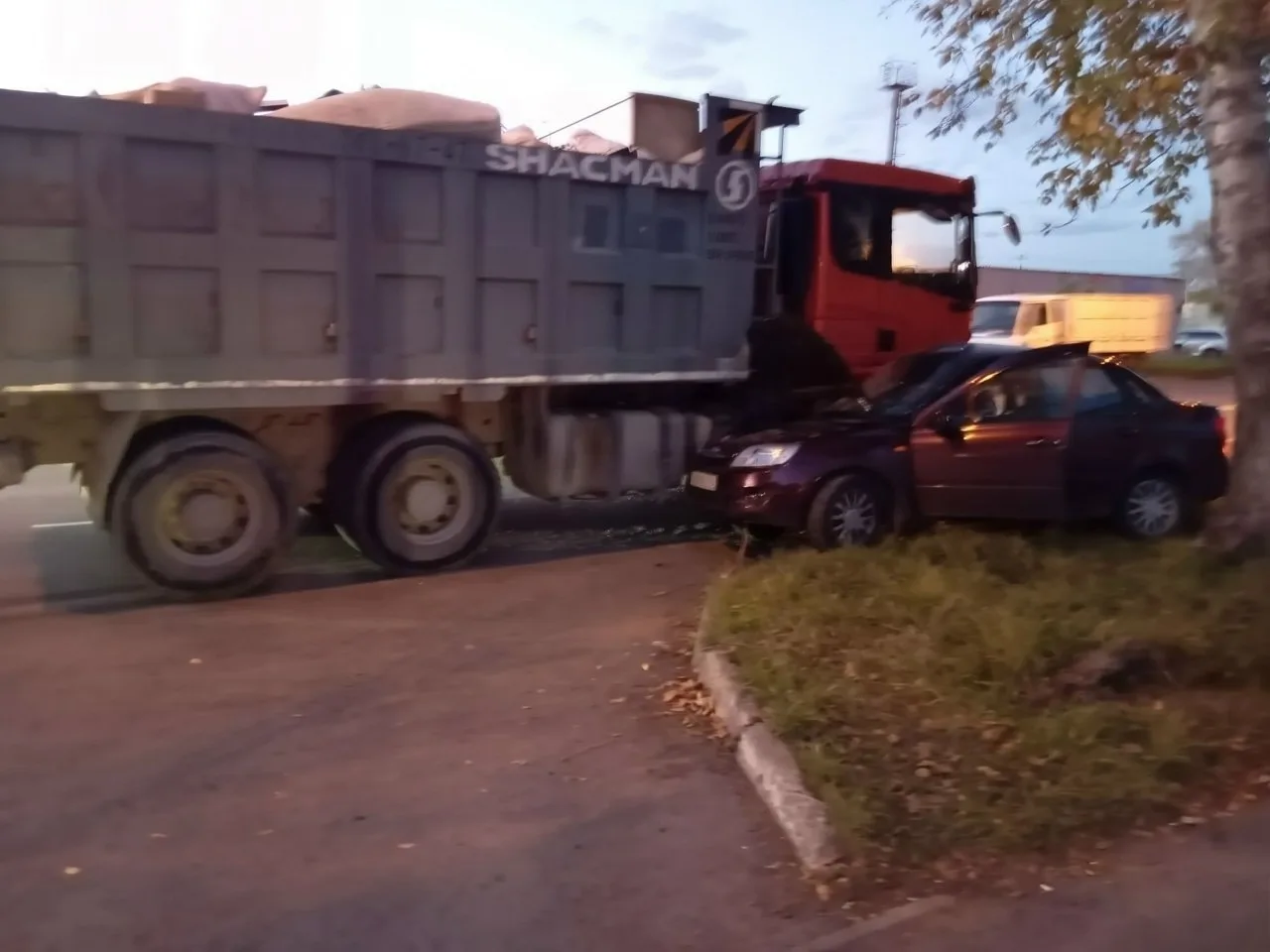 На Вокзальной грузовик SHACMAN врезался в буксируемую Ладу. Авария произошла вечером 6 ...