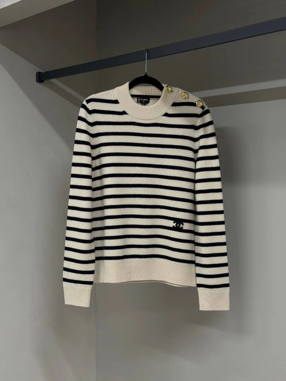 Новый свитер Chanel pre-Fall 2026, маркировка 38, пыльник в комплекте