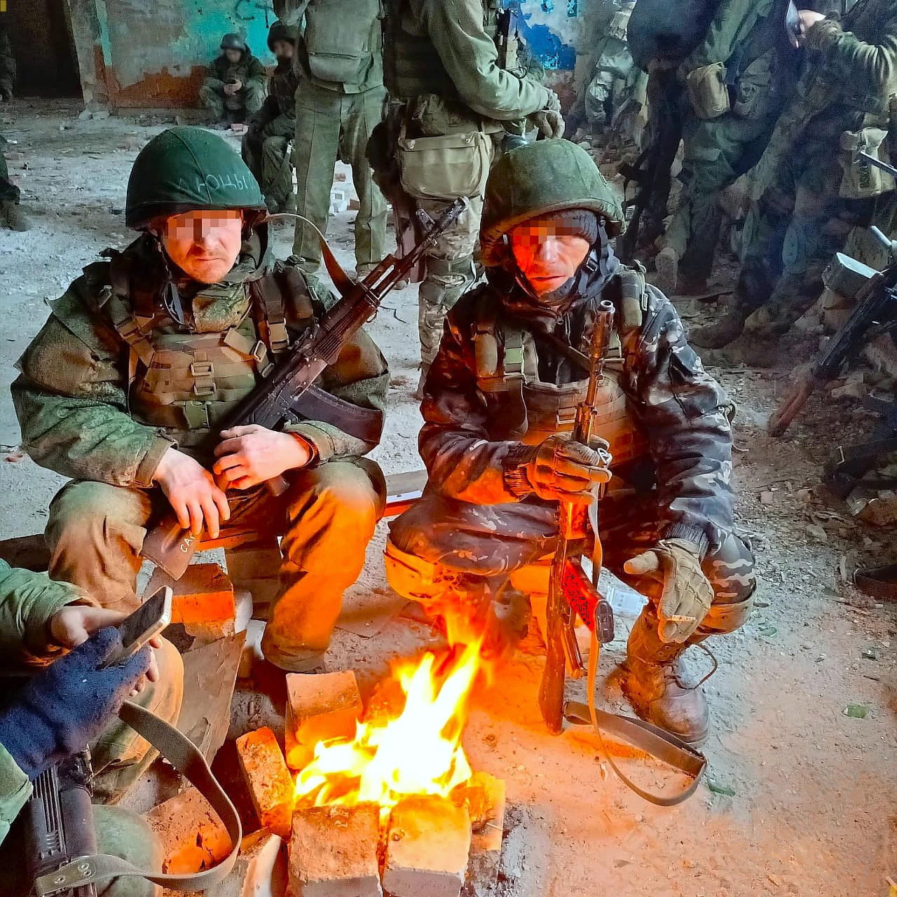 В огне костра сгорают дрова, а в памяти всплывают лица