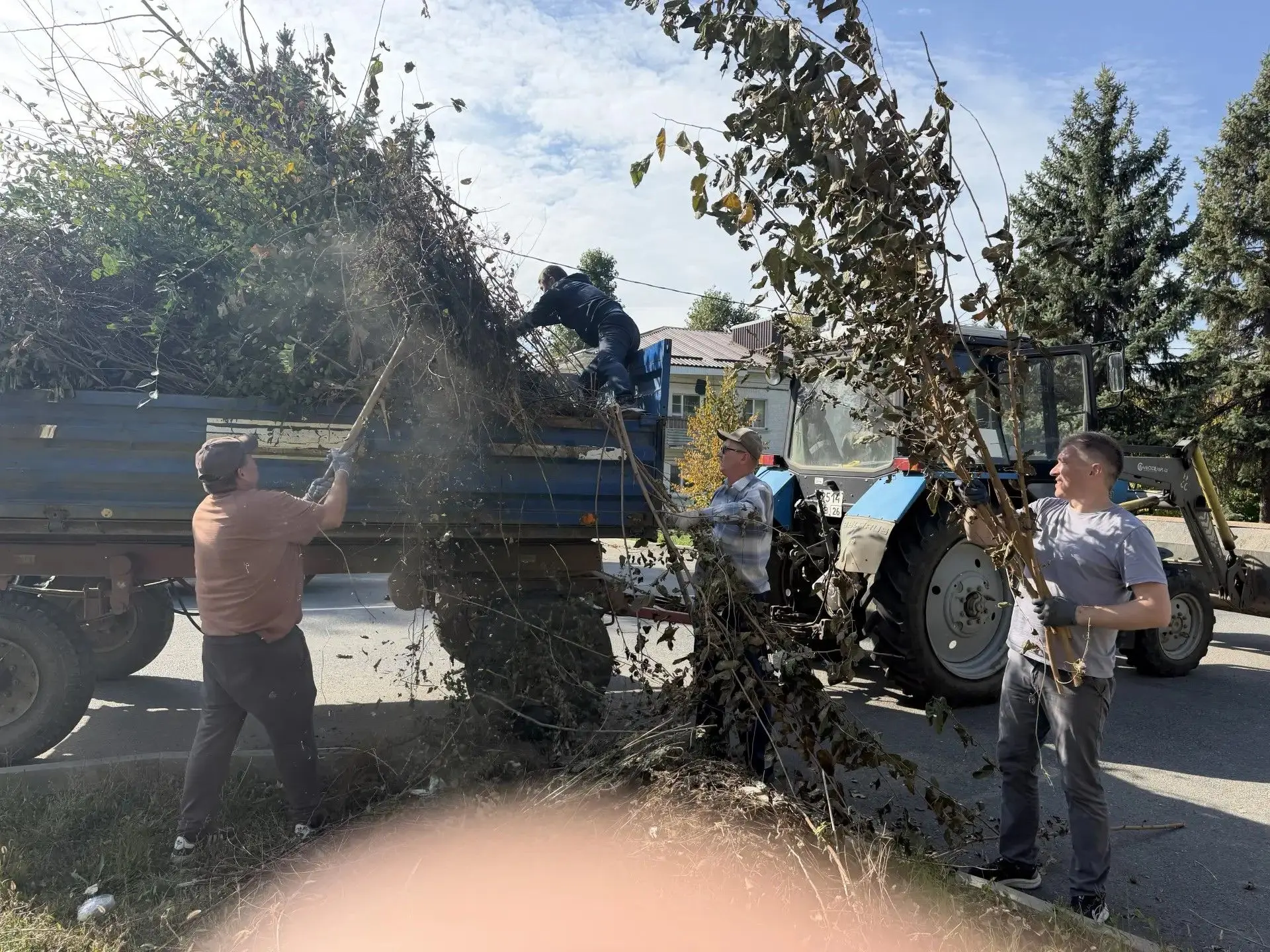 Сегодня состоялся очередной санитарный день, в котором представители администрации, сот...