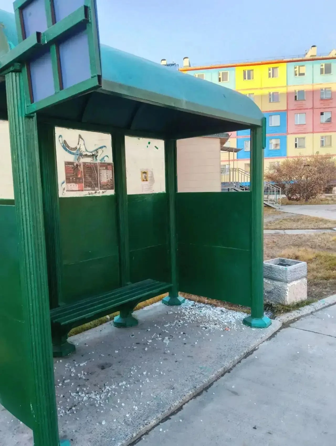 В Анадыре установлены лица, причастные к повреждению автобусной остановки по улице Энер...