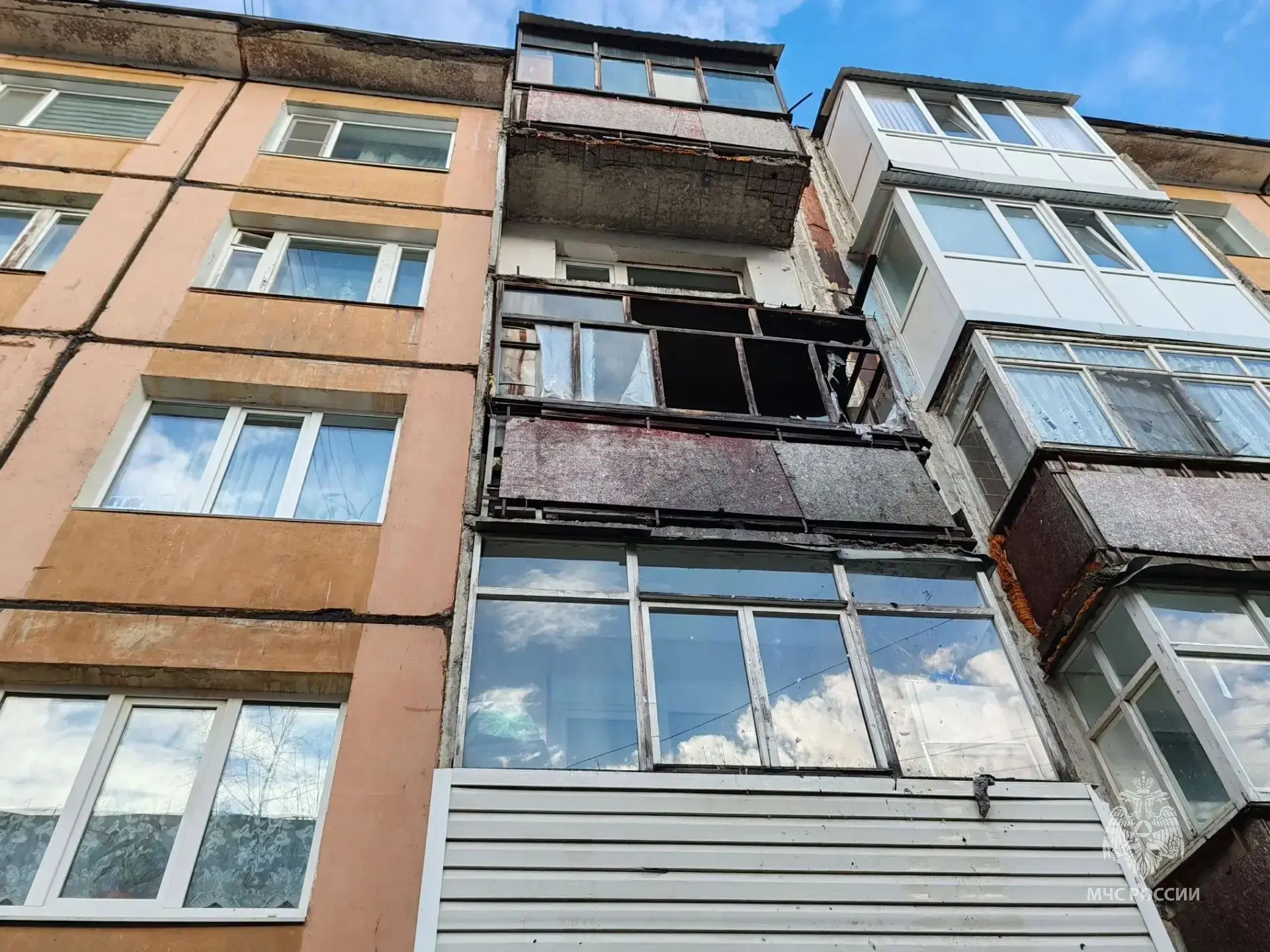 Балкон в огне: в Магадане пожарные ликвидировали возгорание, возникшее из‑за сварочных ...