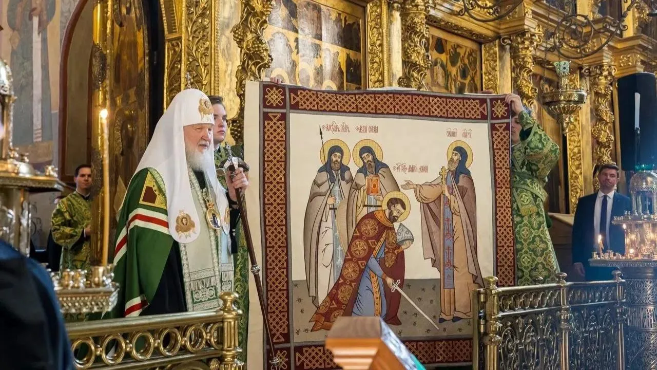 ☦️ Патриарх Кирилл передал Троице-Сергиевой лавре стяг с изображением преподобного Серг...