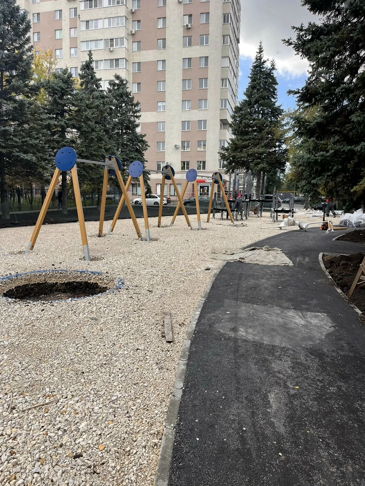 Новокуйбышевцы недовольны изменениями в обновленном сквере Голубые ели