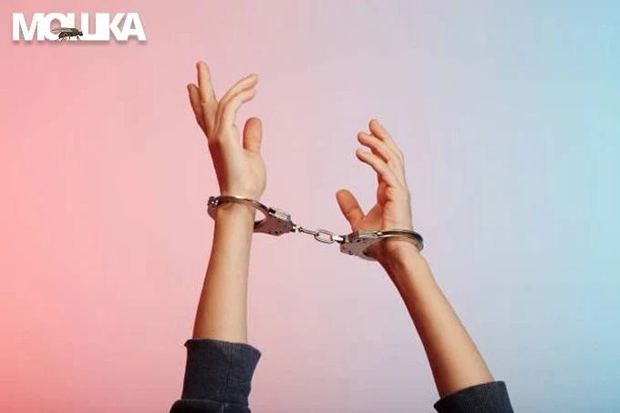 Дала карту другу — села под статью: история 18-летней астраханки 🚔