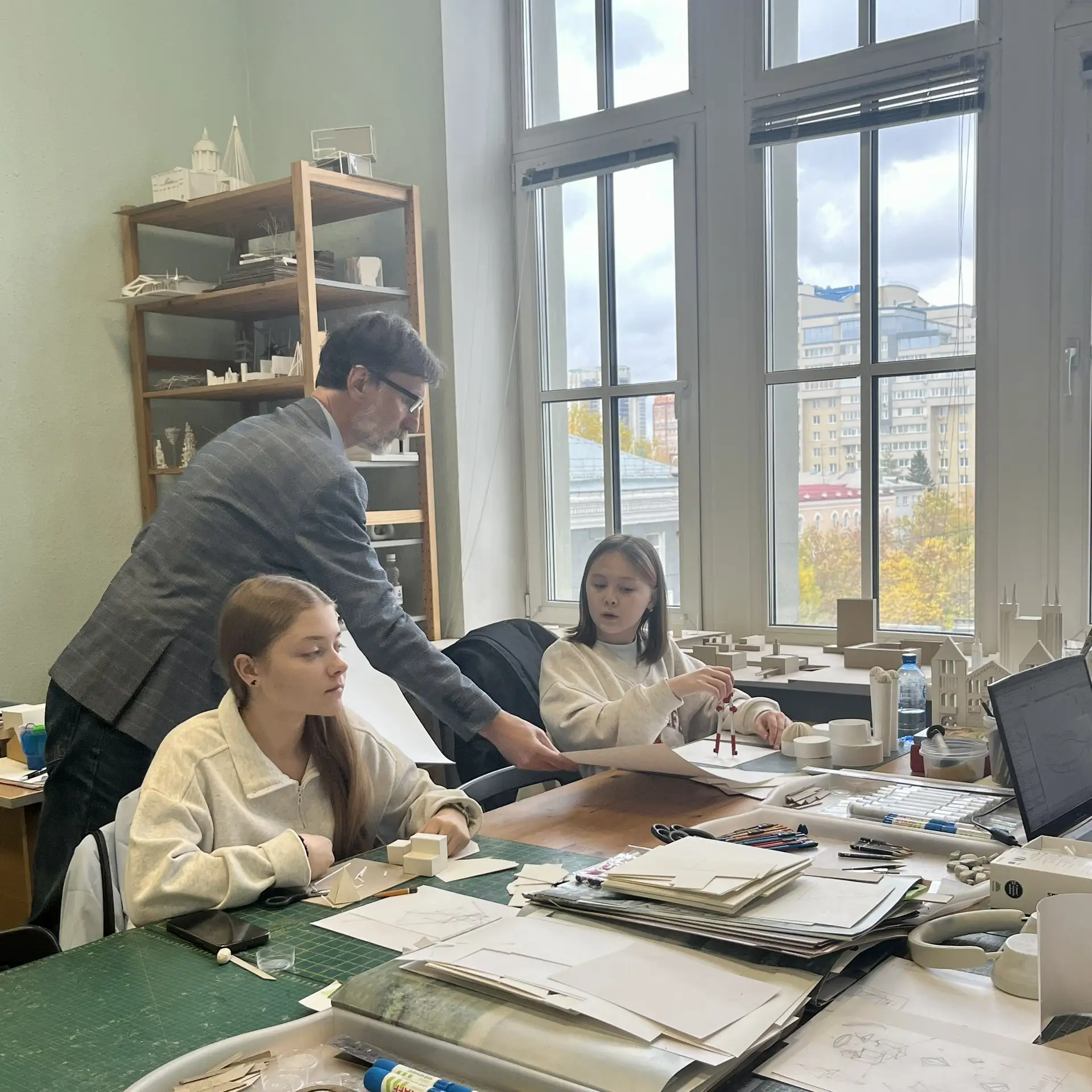 На занятии по Архитектурной композиции в группе 9-1 📐✏️ В рамках этого предмета ребята...