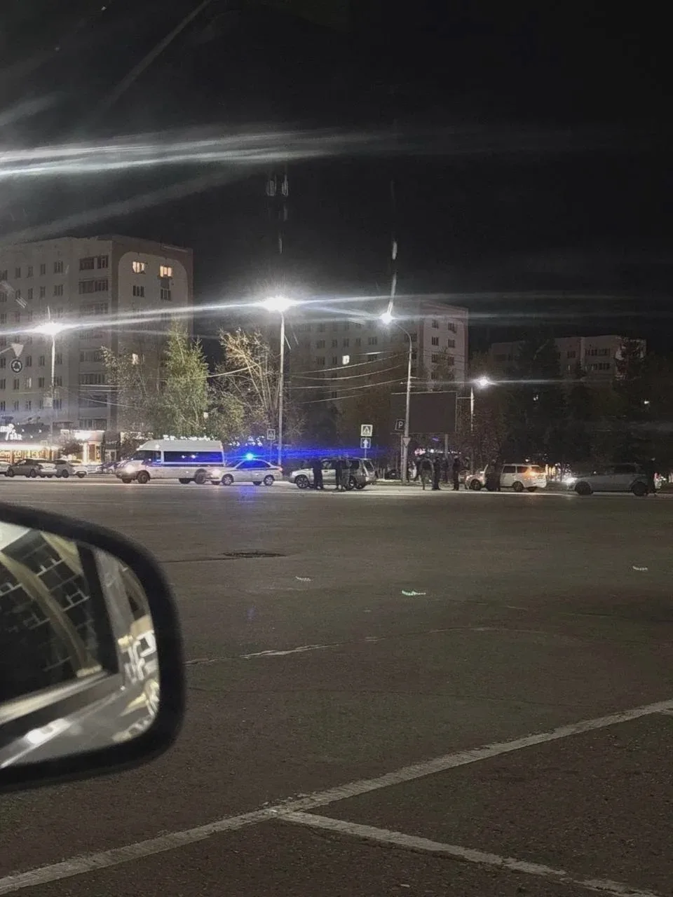 ОМОН останавливал людей на площади