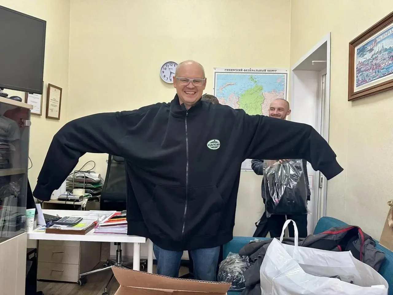 Николай Валуев разъезжает по съемкам в мерч-толстовке, которую ему подарил в Красноярск...